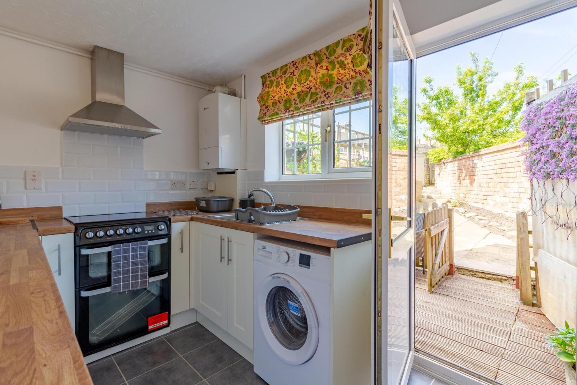 Family Friendly Cottage With Bunk Beds And Courtyard มาล์มสบรี ภายนอก รูปภาพ